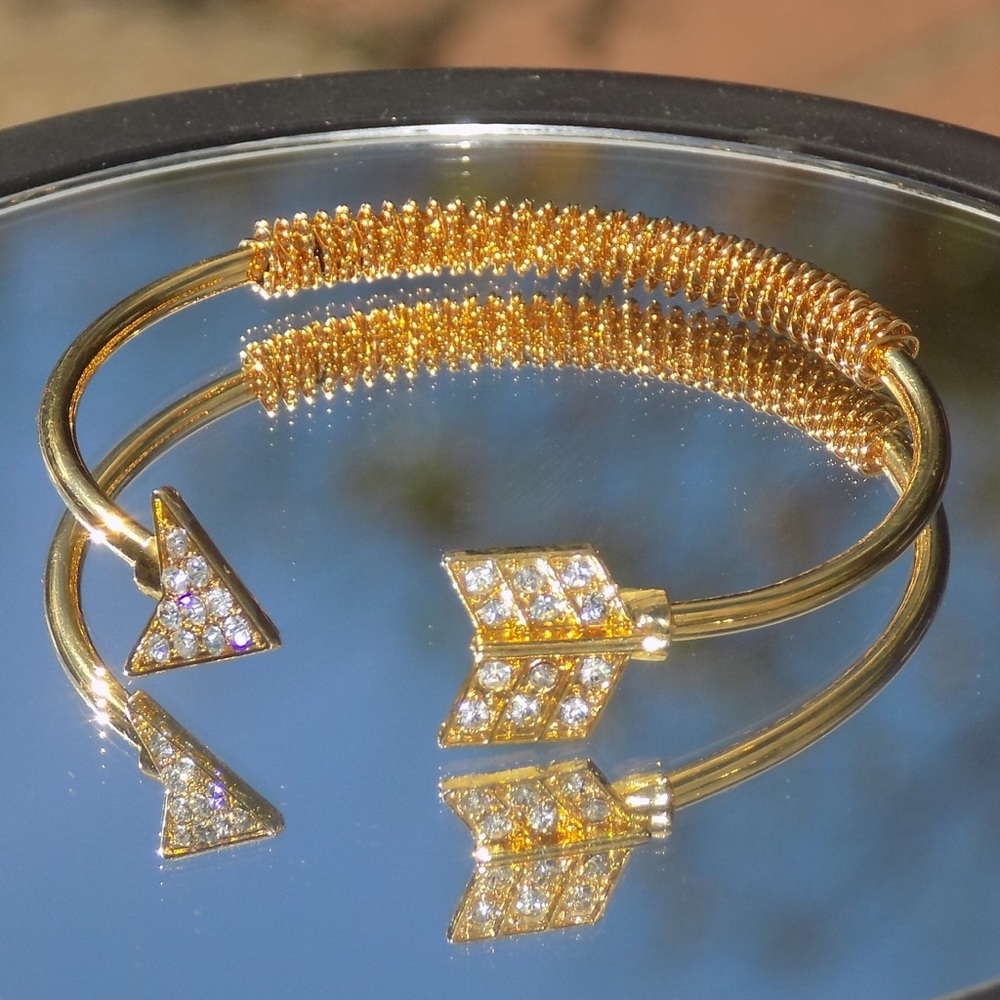 💛Adorable Studded Arrow Gold Bangle Bracelet💛